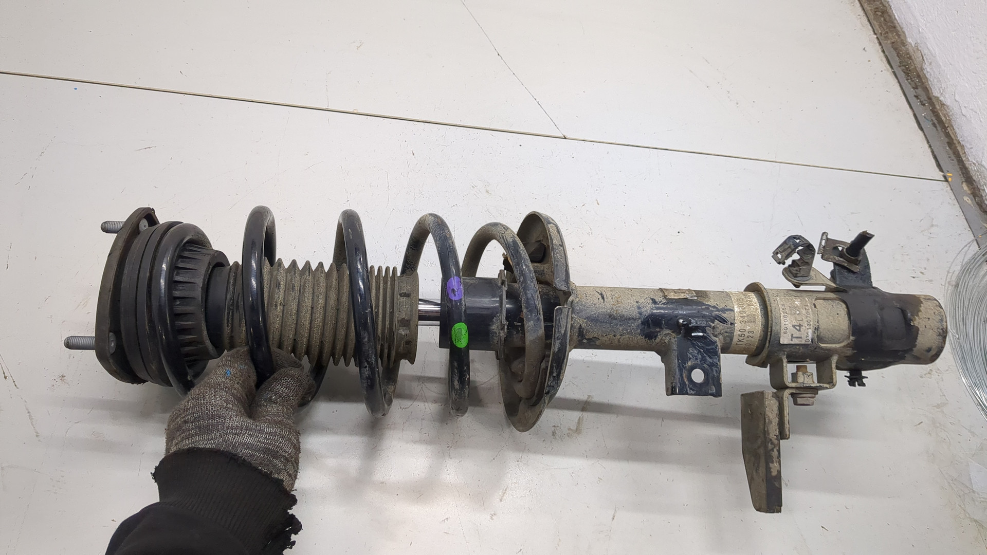 Амортизатор передний левый