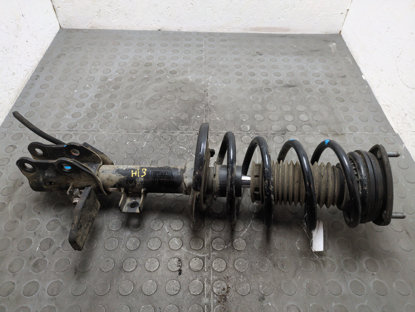 Амортизатор передний левый