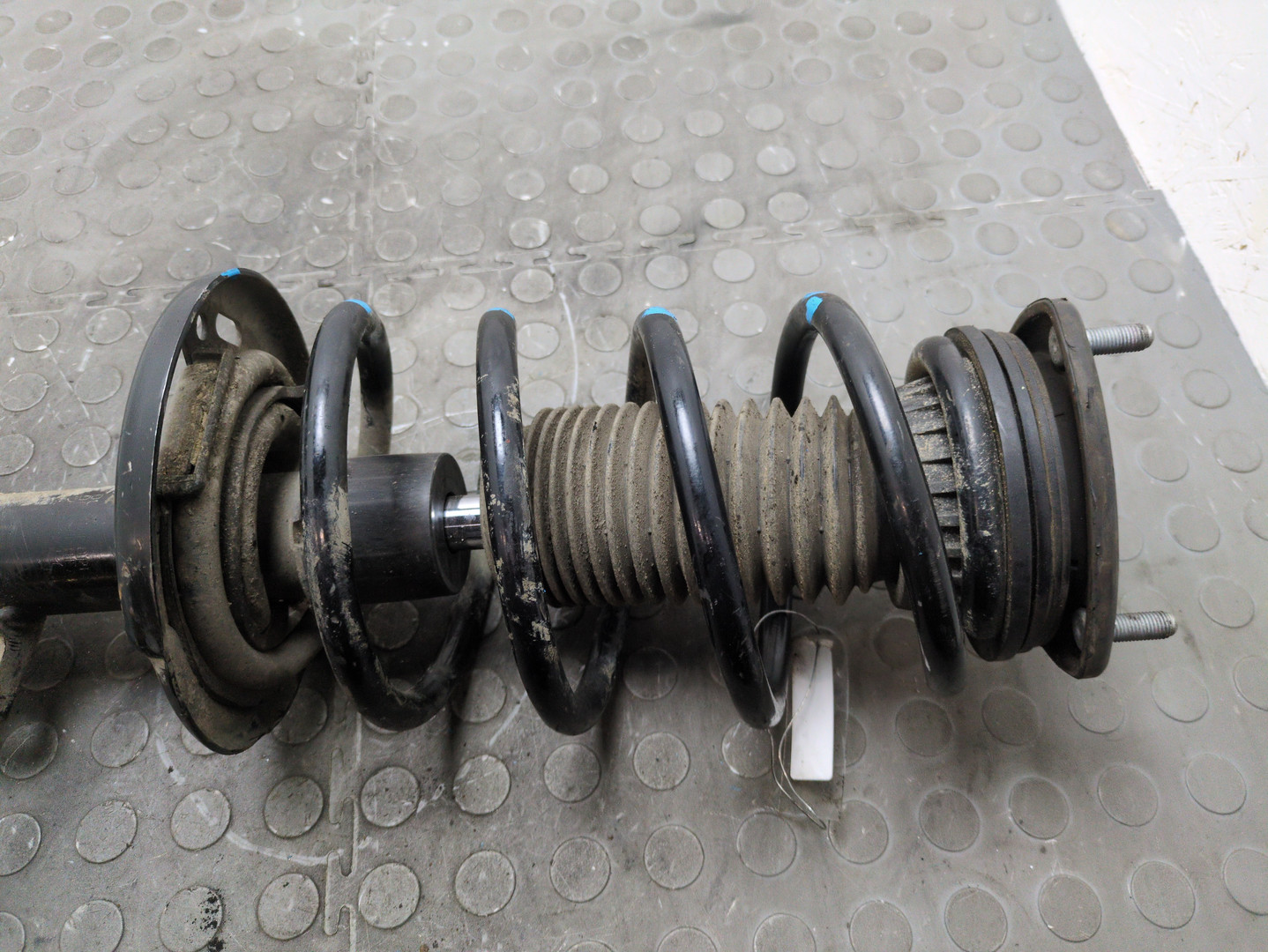 Амортизатор передний левый