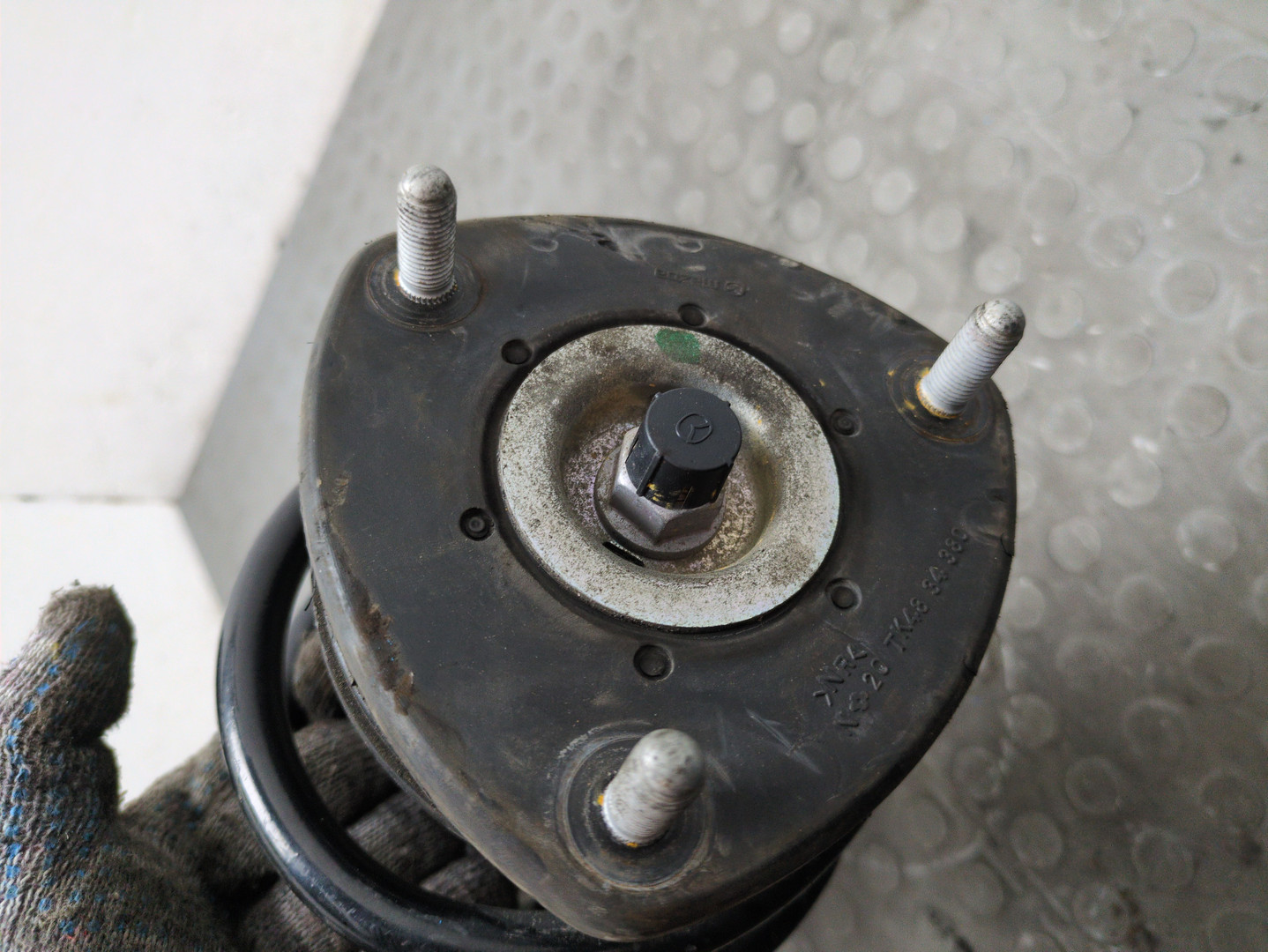 Амортизатор передний левый