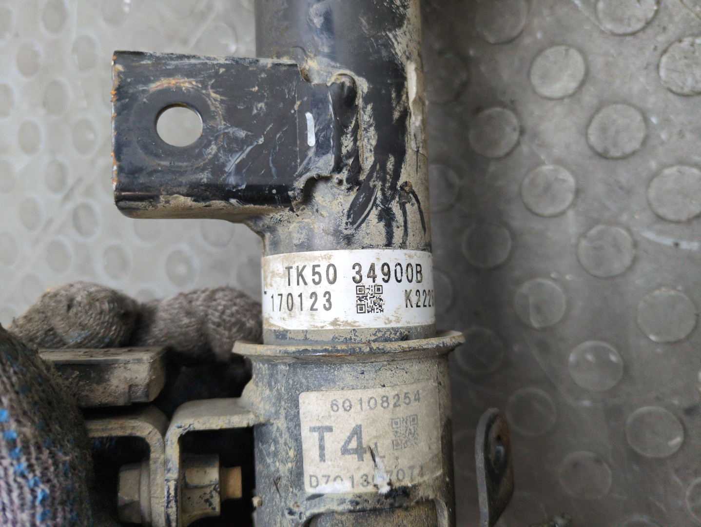 Амортизатор передний левый