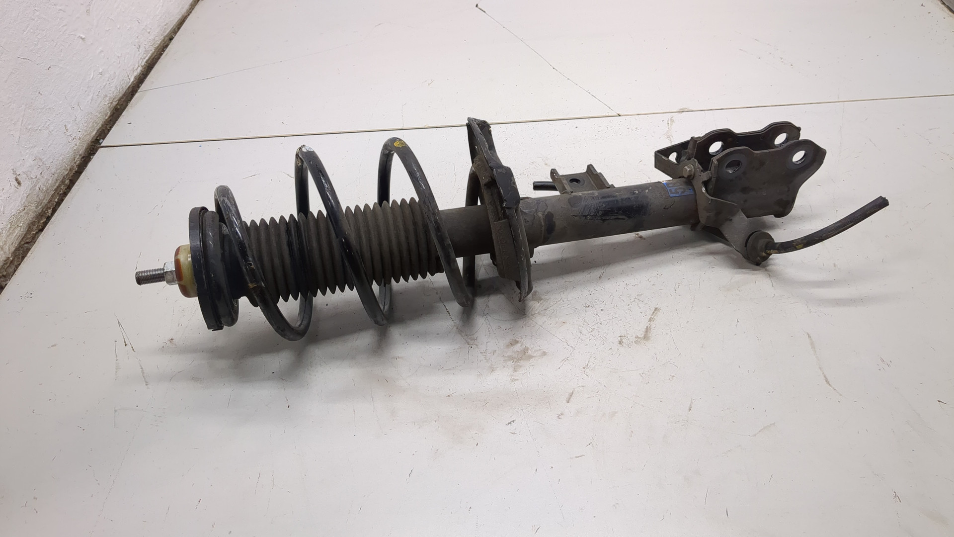 Амортизатор передний левый