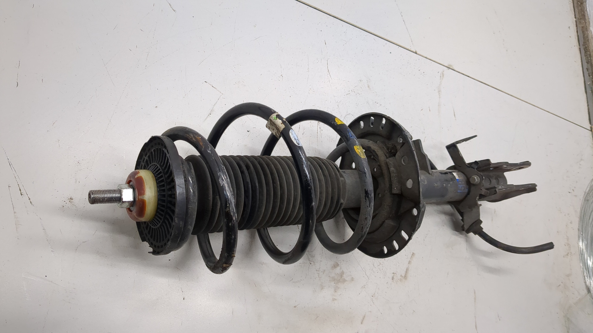 Амортизатор передний левый