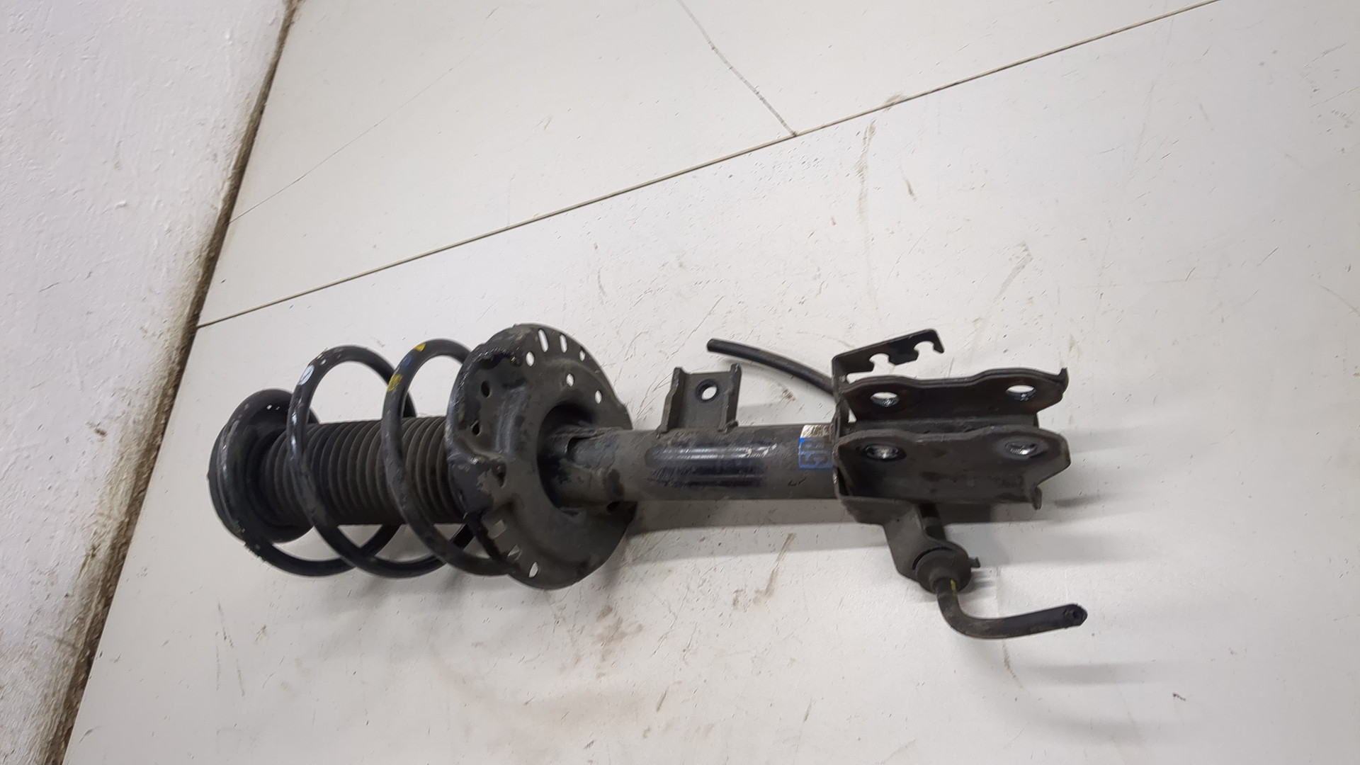 Амортизатор передний левый