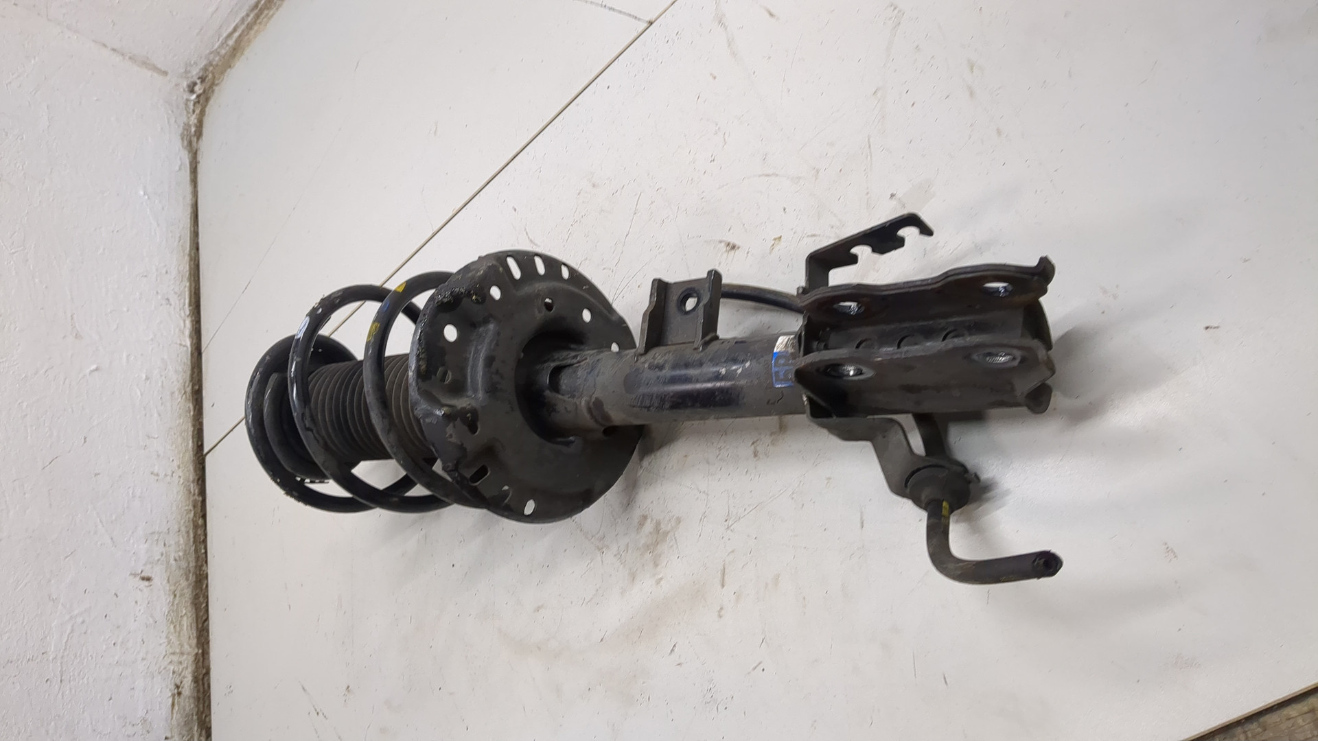 Амортизатор передний левый