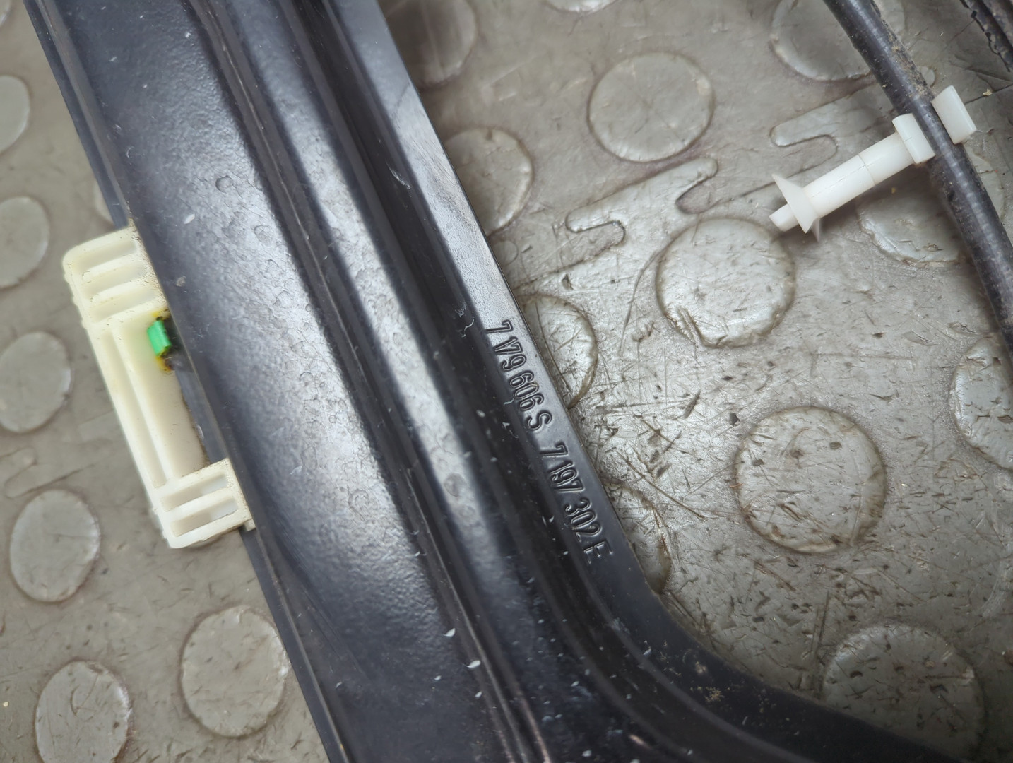 Стеклоподъемник электр. передний правый