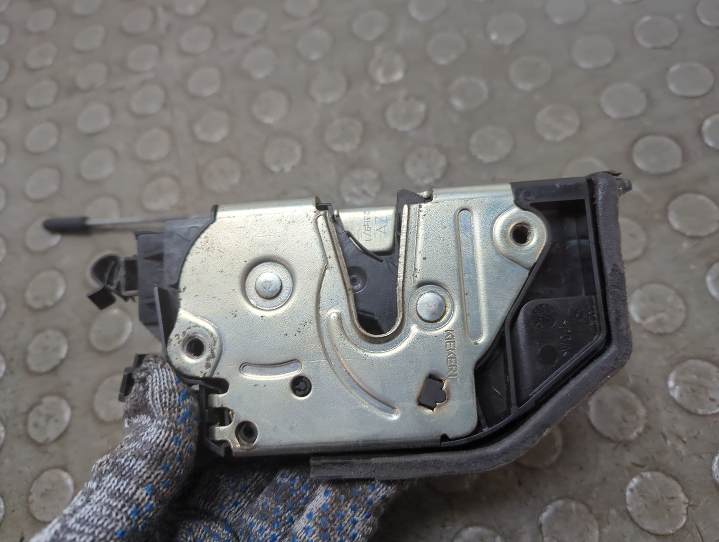 Замок двери передней правой