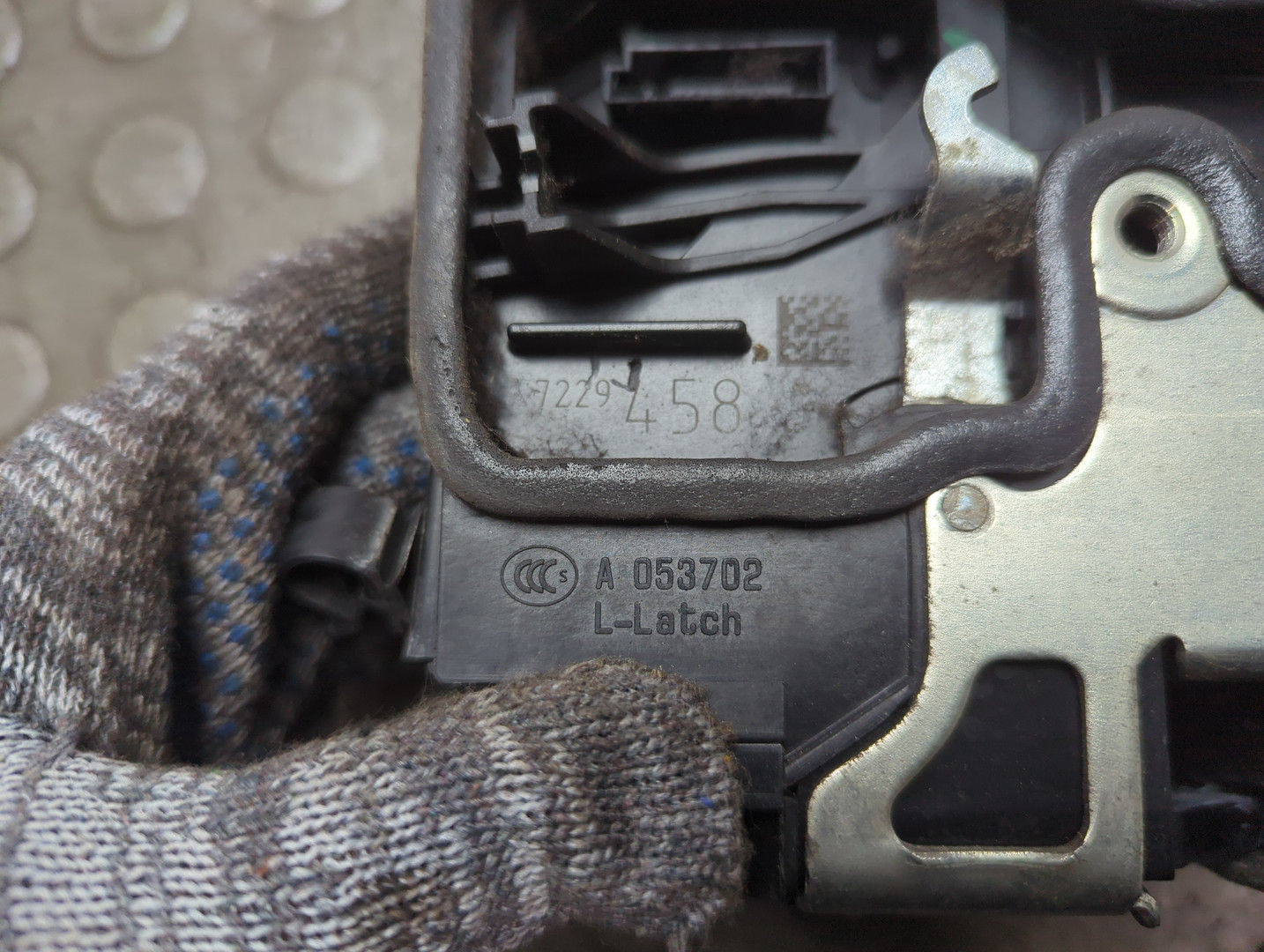 Замок двери передней правой