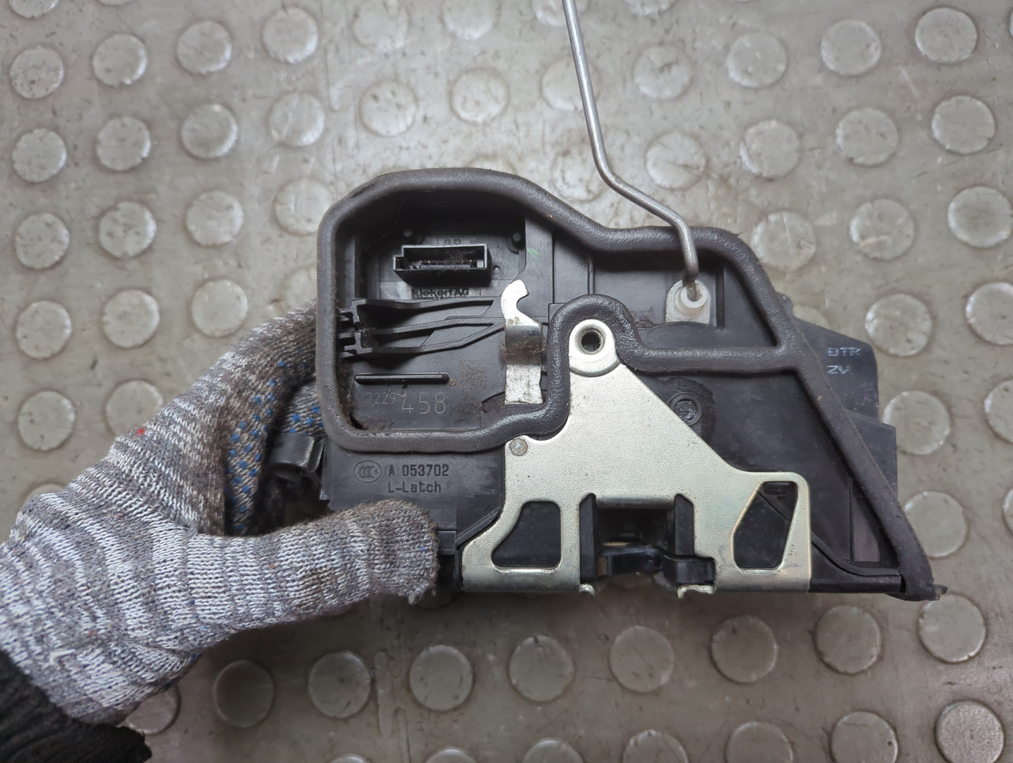 Замок двери передней правой