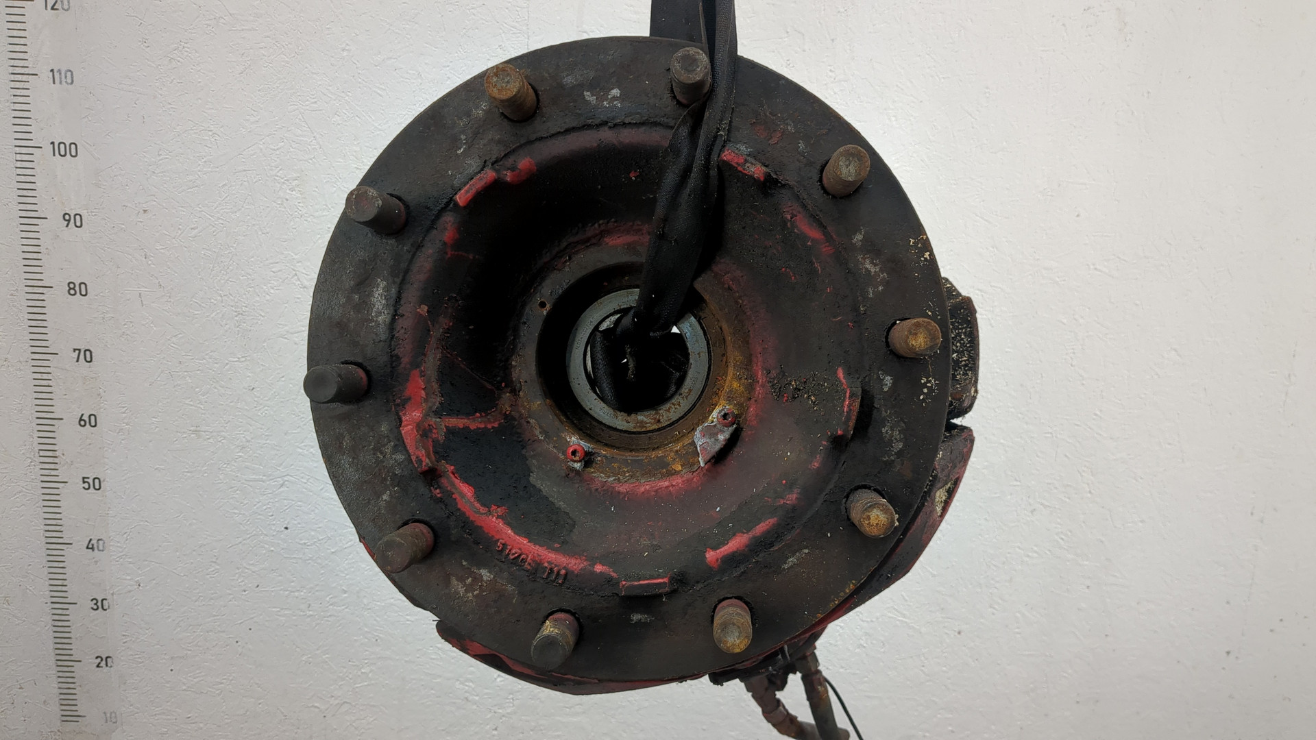 Кулак поворотный передний левый