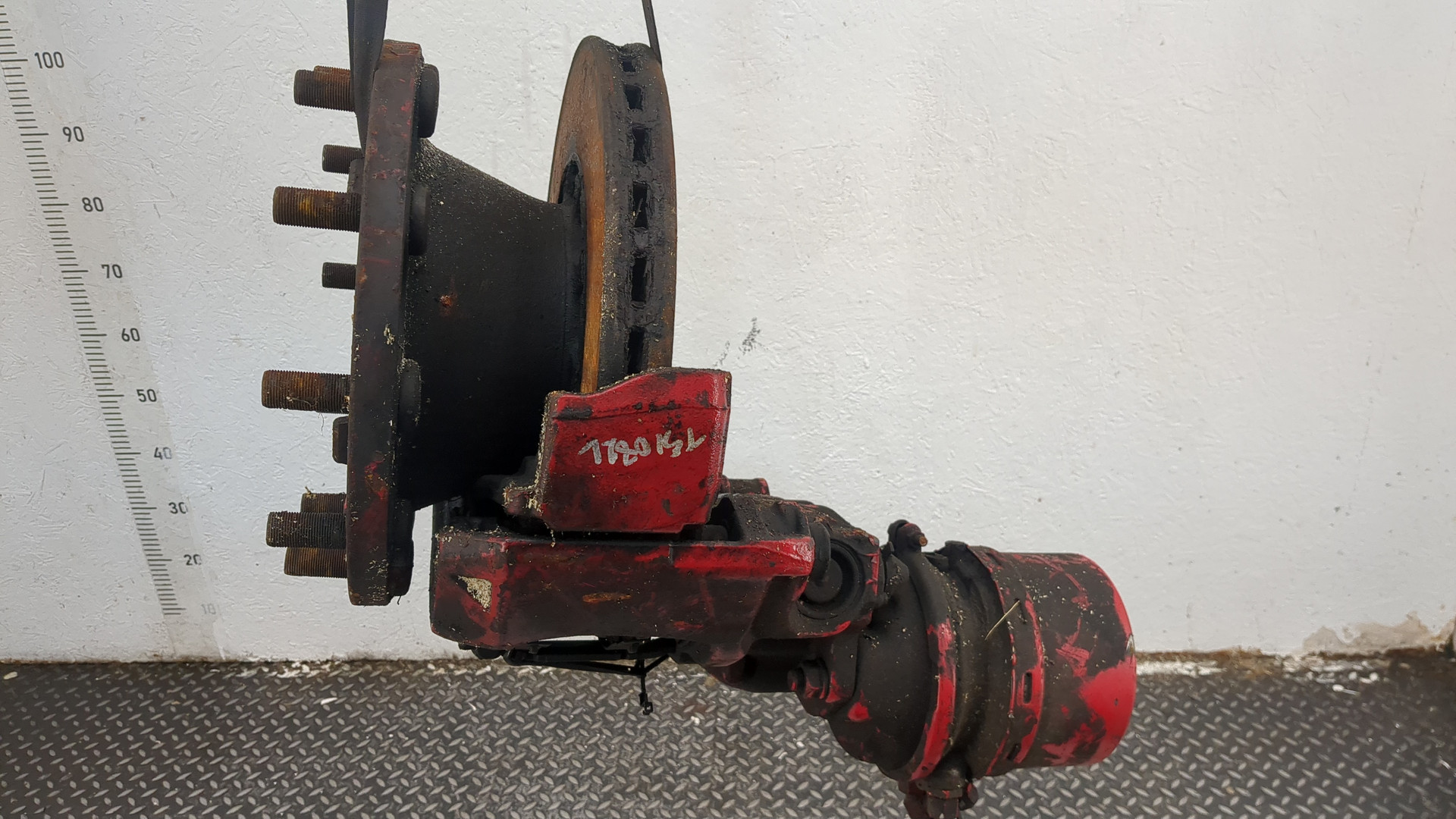 Кулак поворотный передний левый