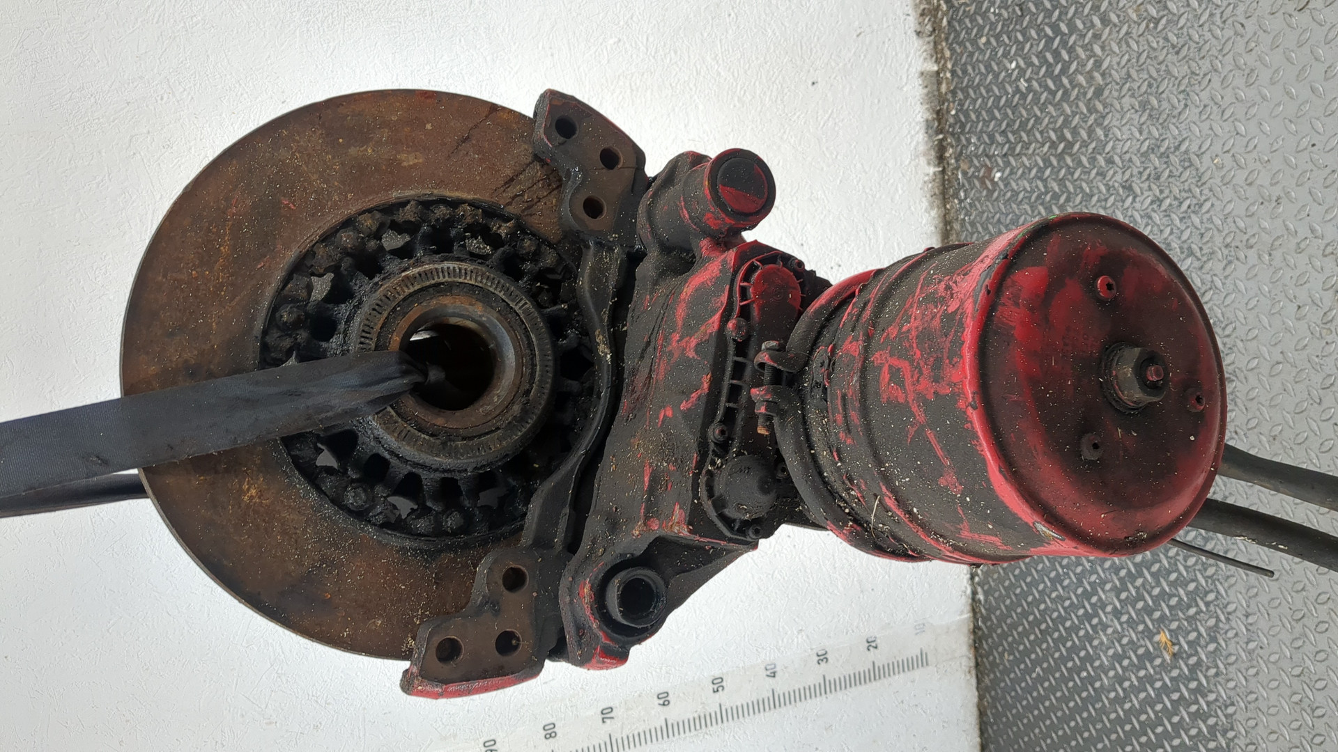 Кулак поворотный передний левый