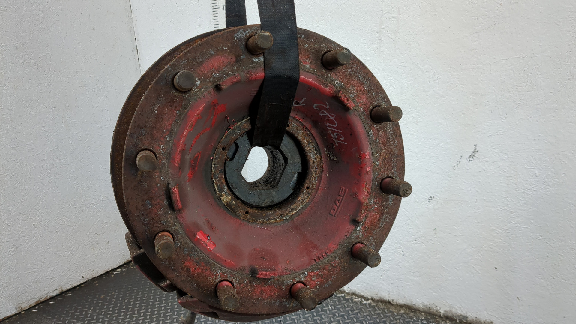 Кулак поворотный передний правый