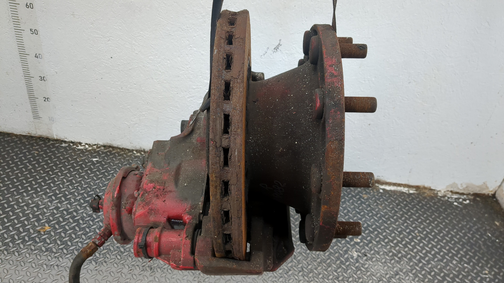 Кулак поворотный передний правый