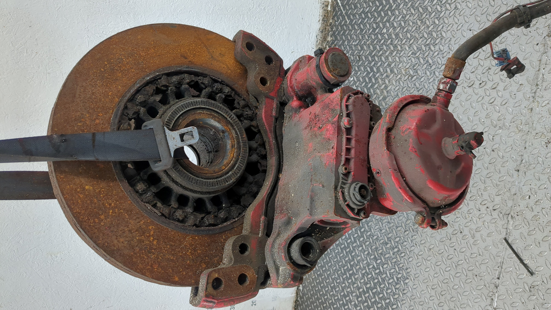 Кулак поворотный передний правый