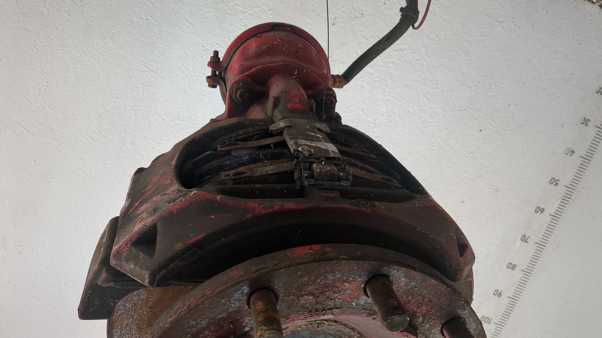 Кулак поворотный передний правый