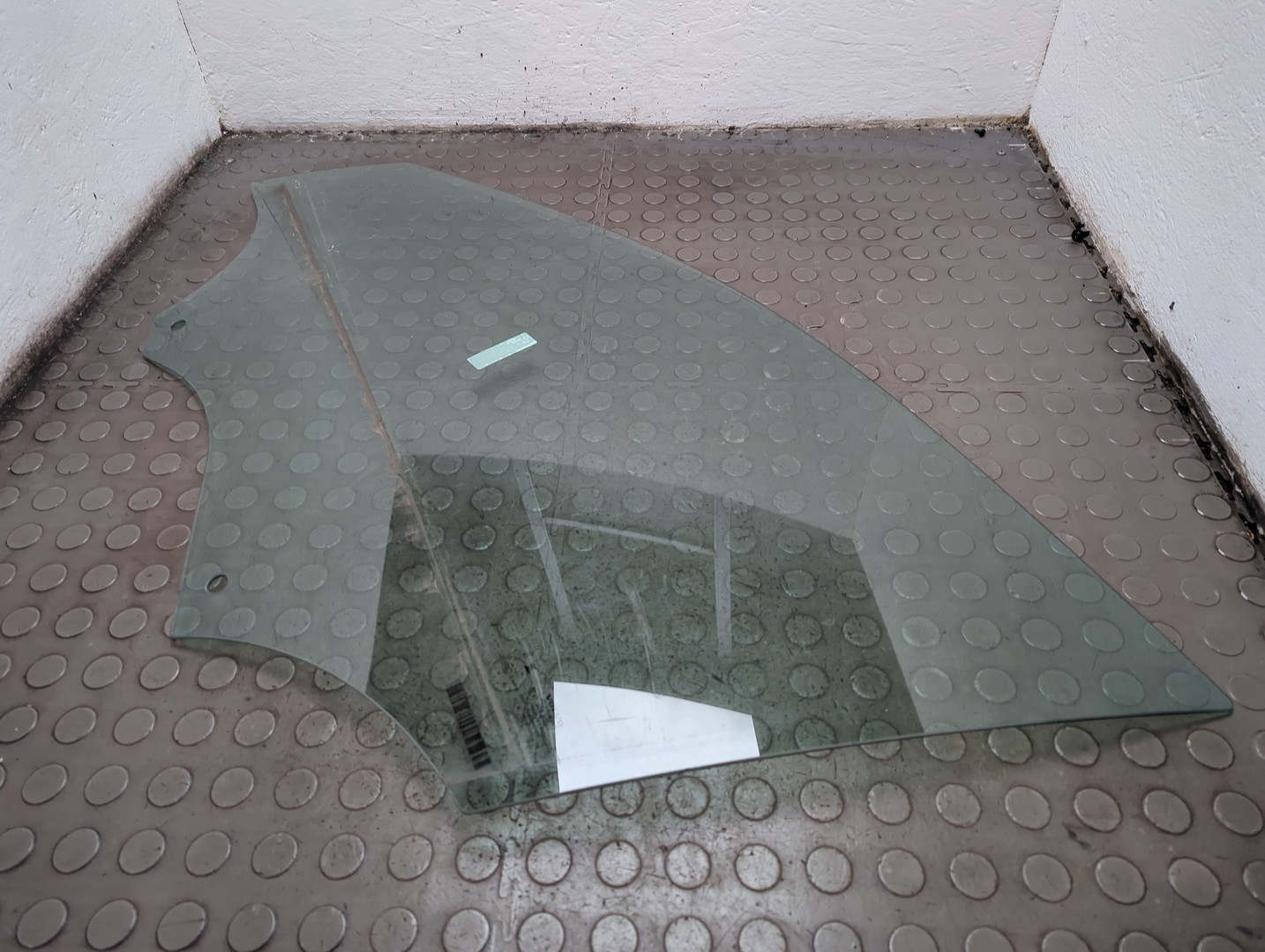 Стекло двери передней левой