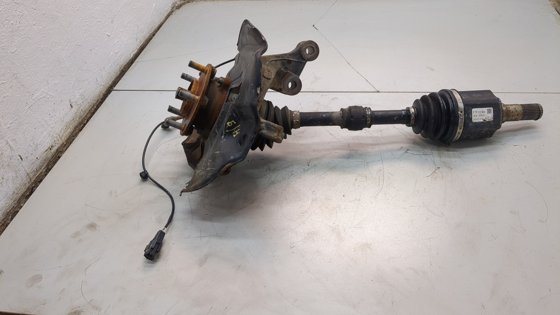 Кулак поворотный передний левый