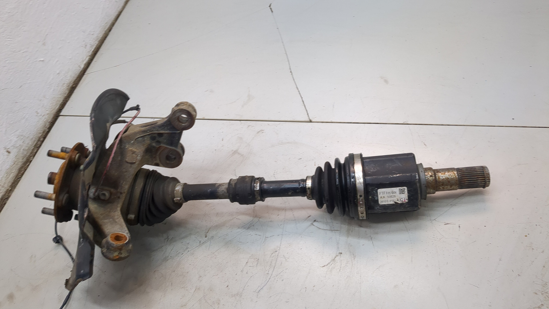 Кулак поворотный передний левый