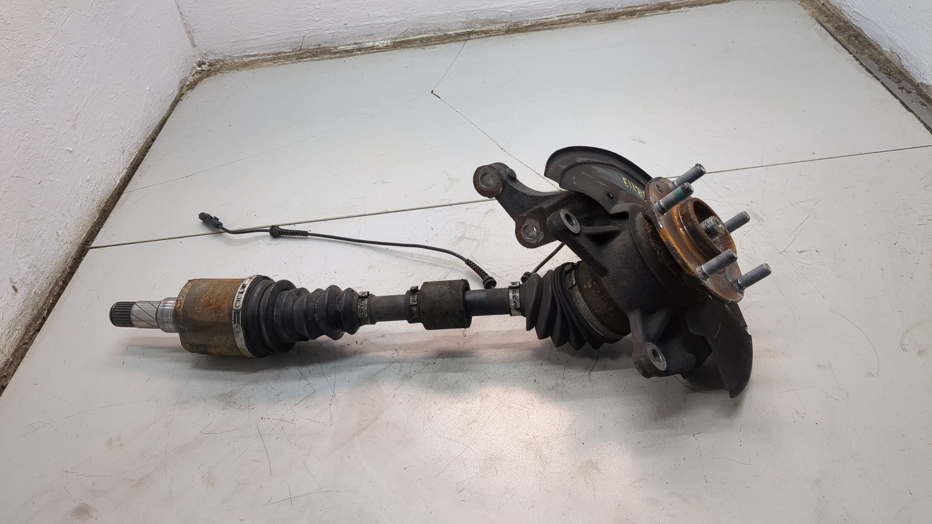 Кулак поворотный передний левый