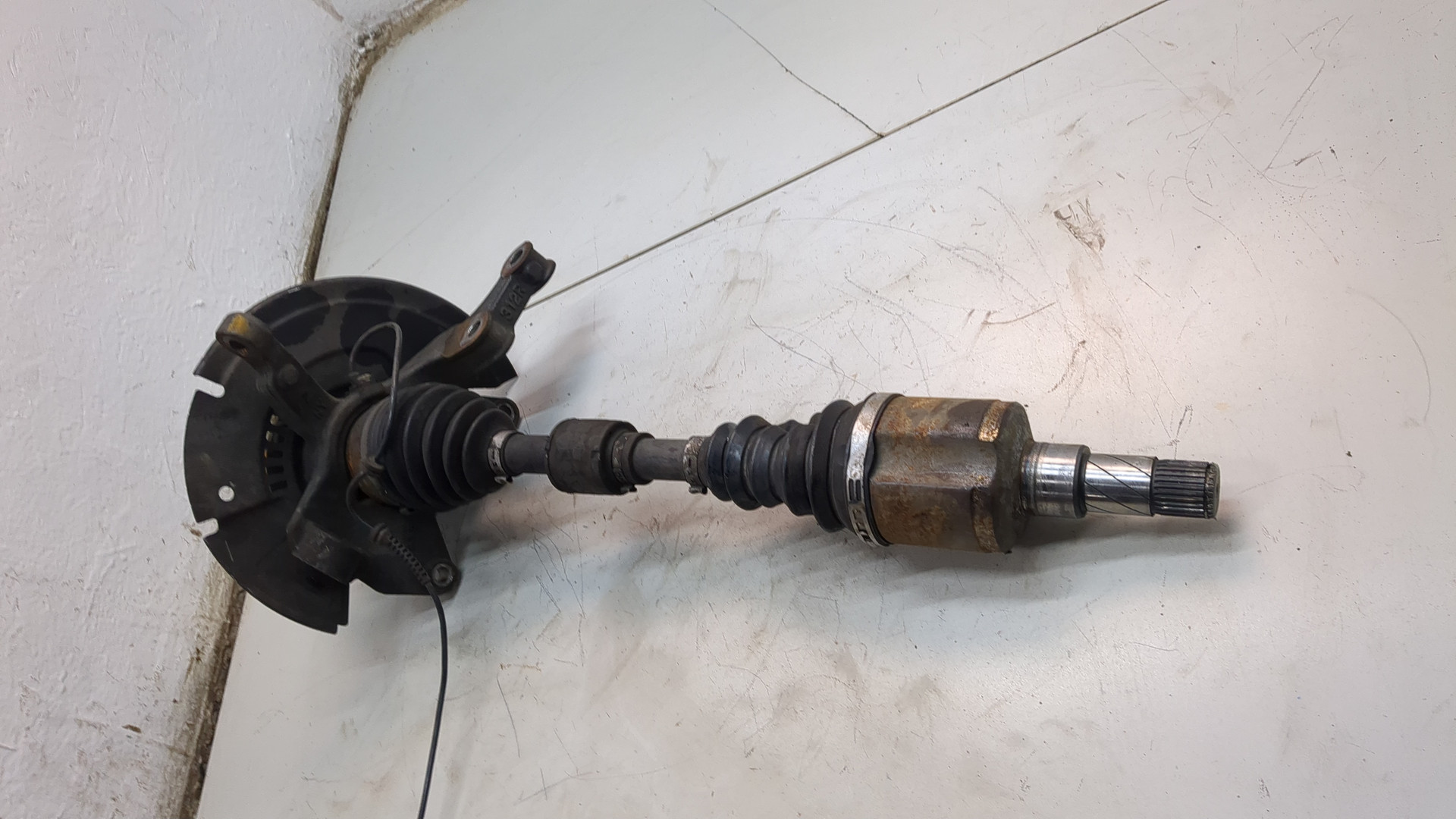 Кулак поворотный передний левый