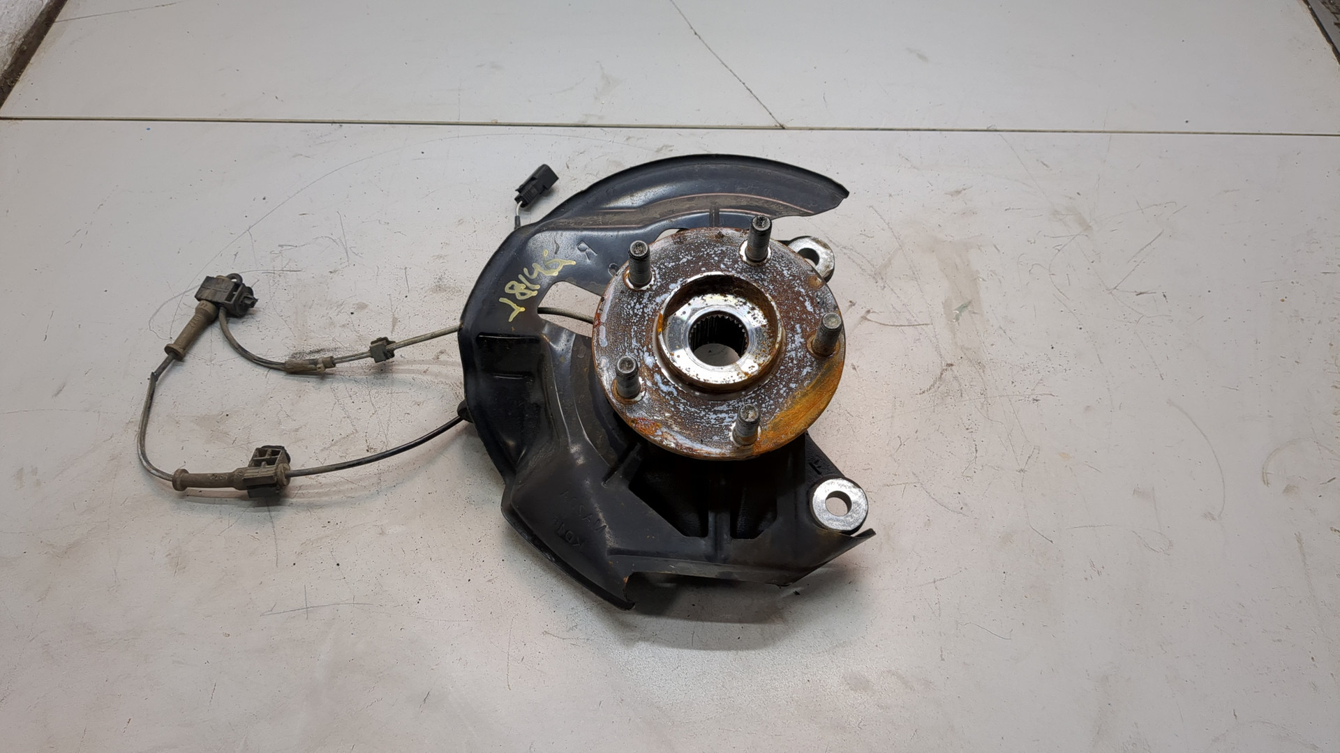 Кулак поворотный передний правый