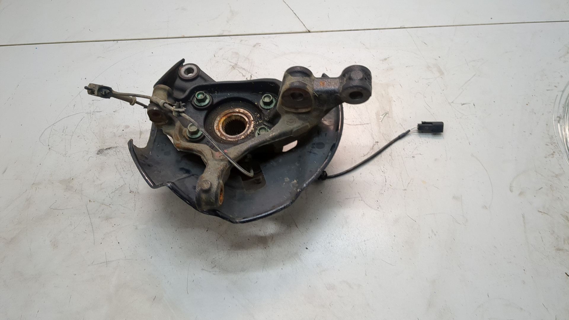 Кулак поворотный передний правый