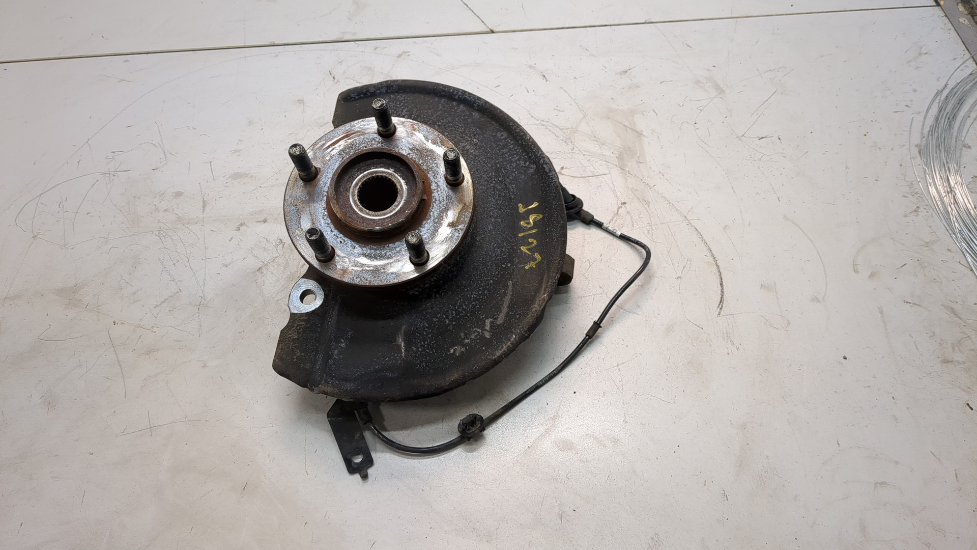 Кулак поворотный передний левый