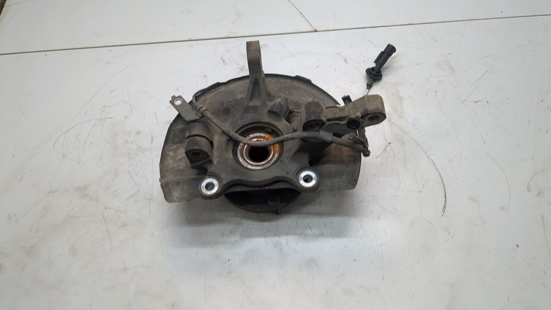 Кулак поворотный передний левый