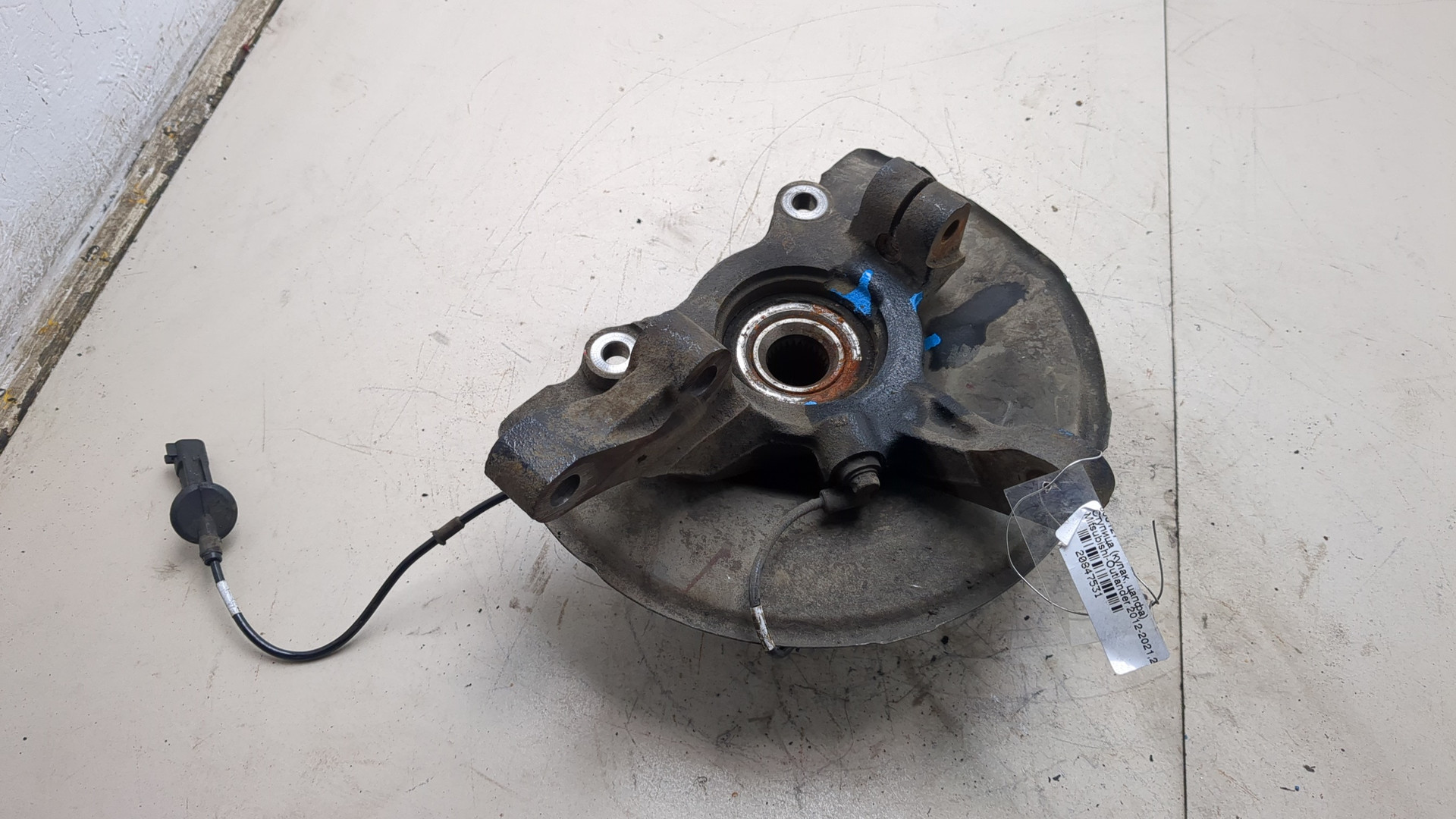 Кулак поворотный передний левый