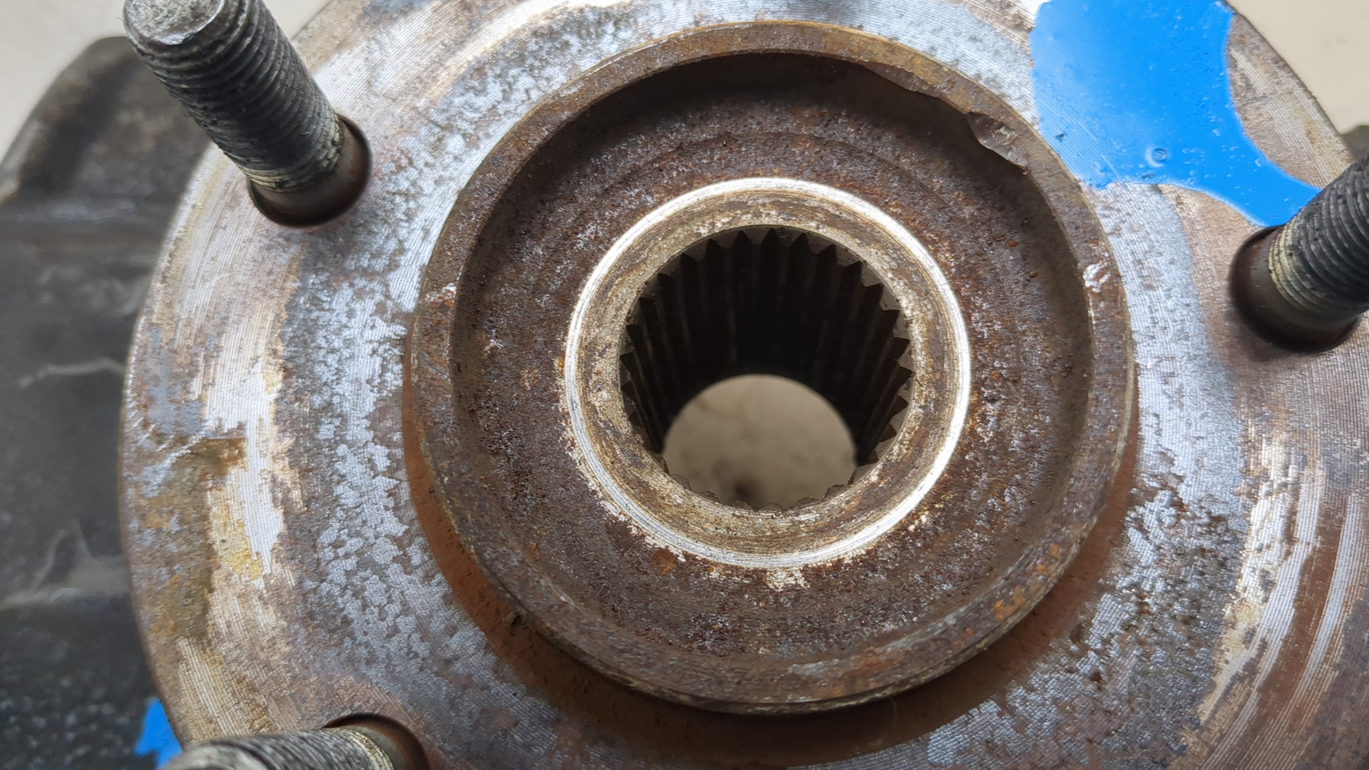 Кулак поворотный передний левый