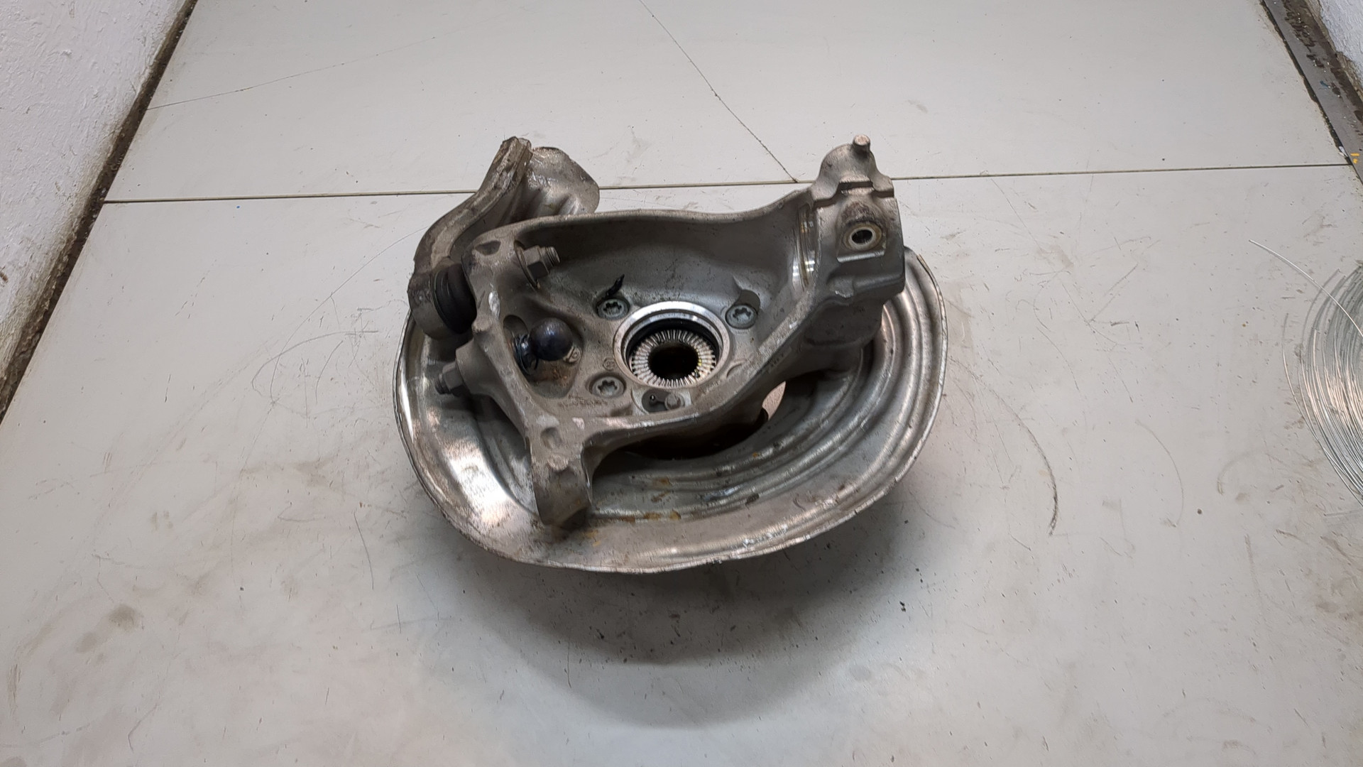 Кулак поворотный передний правый