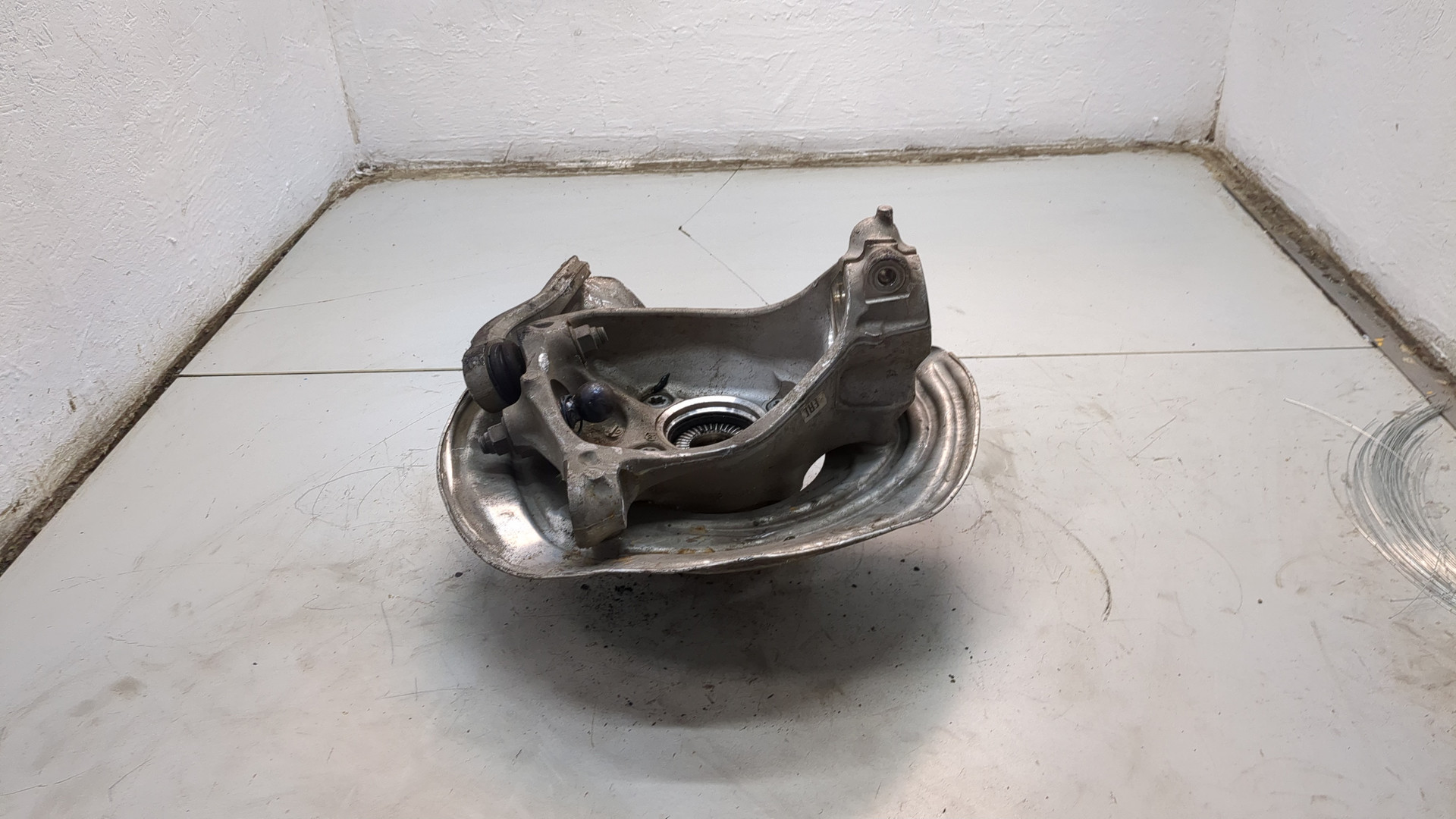 Кулак поворотный передний правый