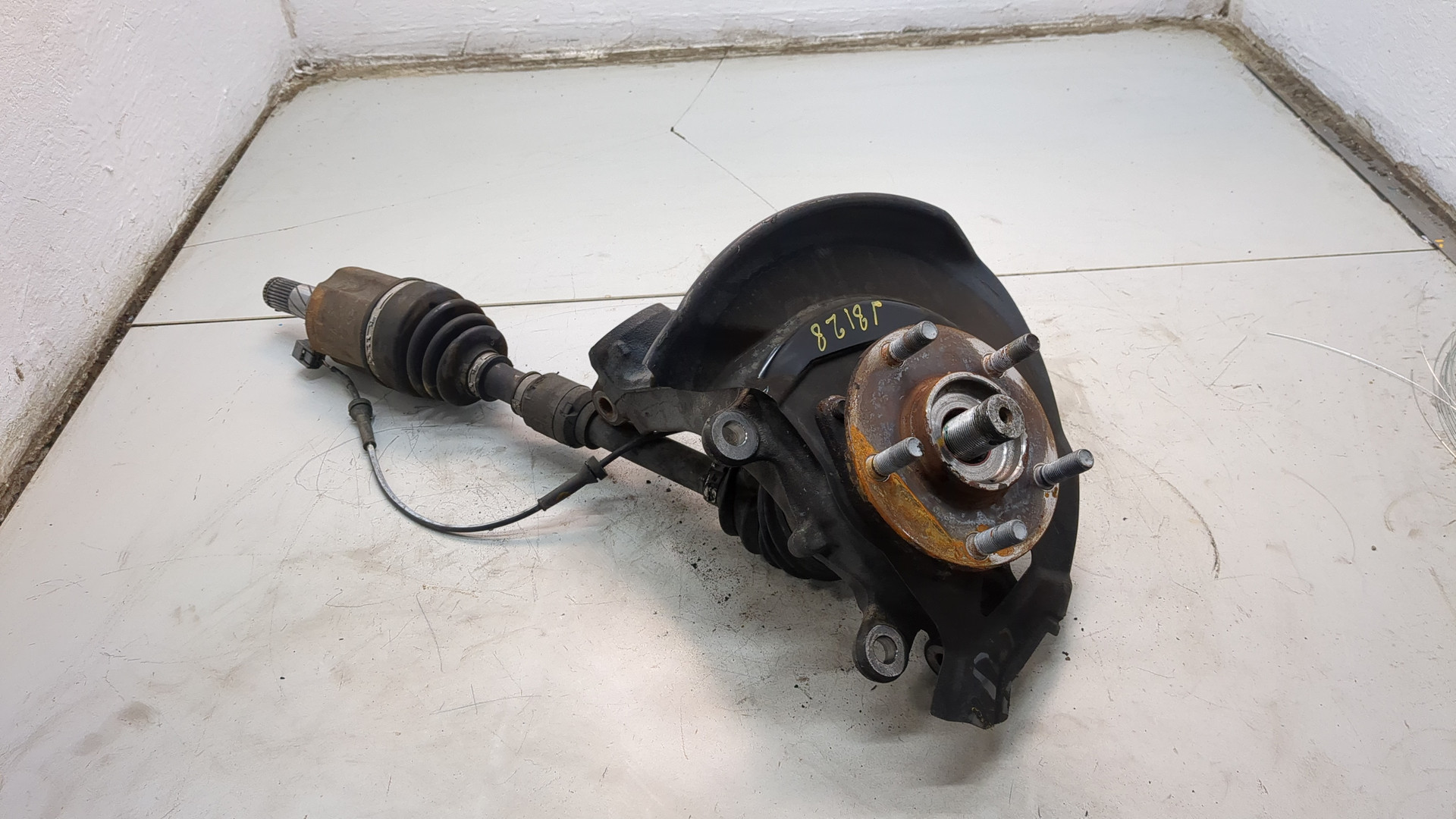 Кулак поворотный передний левый