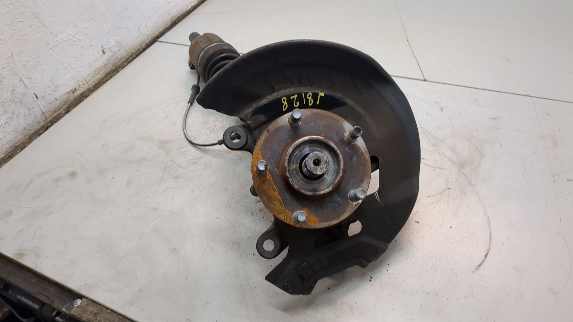 Кулак поворотный передний левый