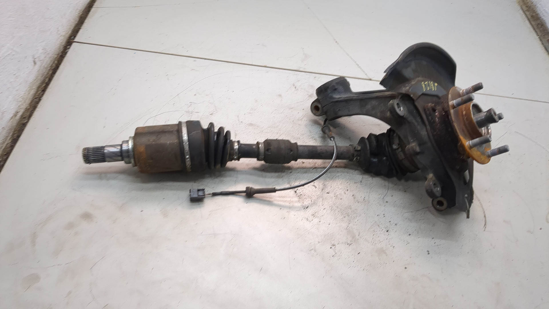 Кулак поворотный передний левый