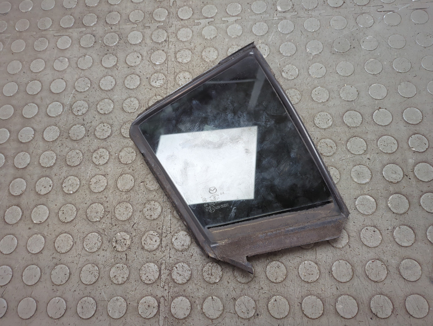 Стекло двери задней правой (форточка)