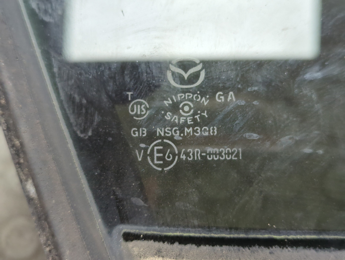 Стекло двери задней правой (форточка)