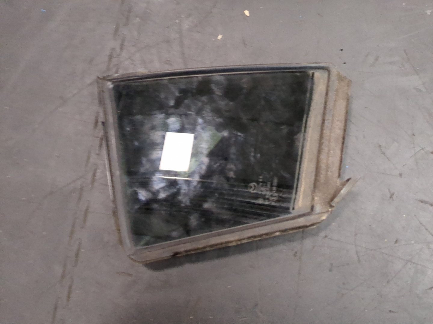 Стекло двери задней правой (форточка)