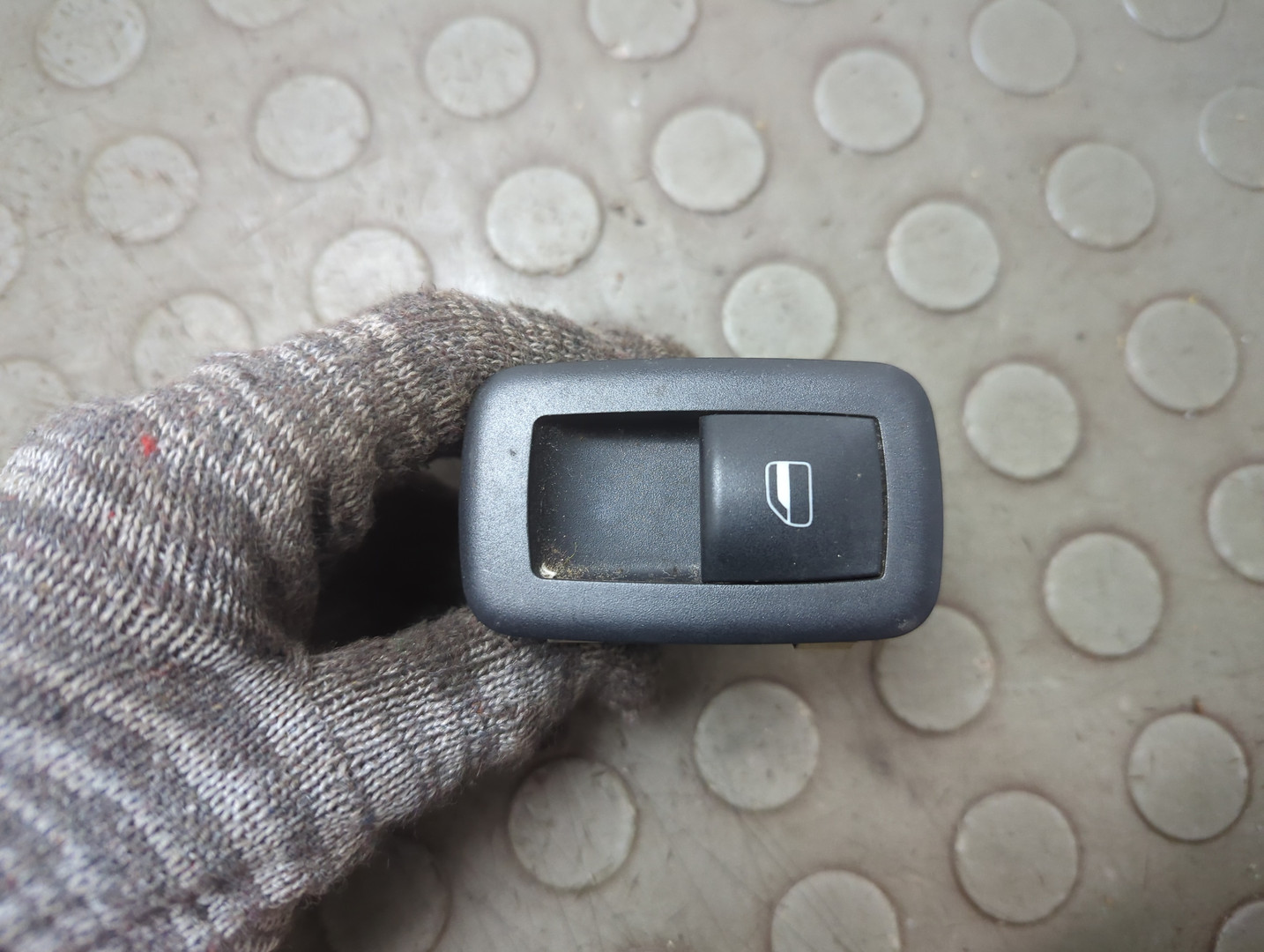 Кнопка стеклоподъемника