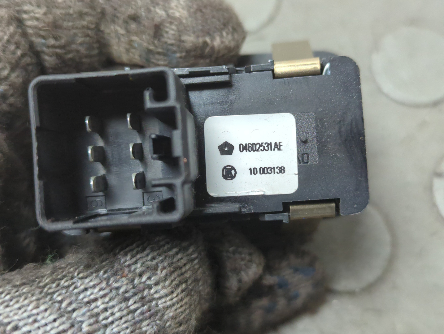 Кнопка стеклоподъемника