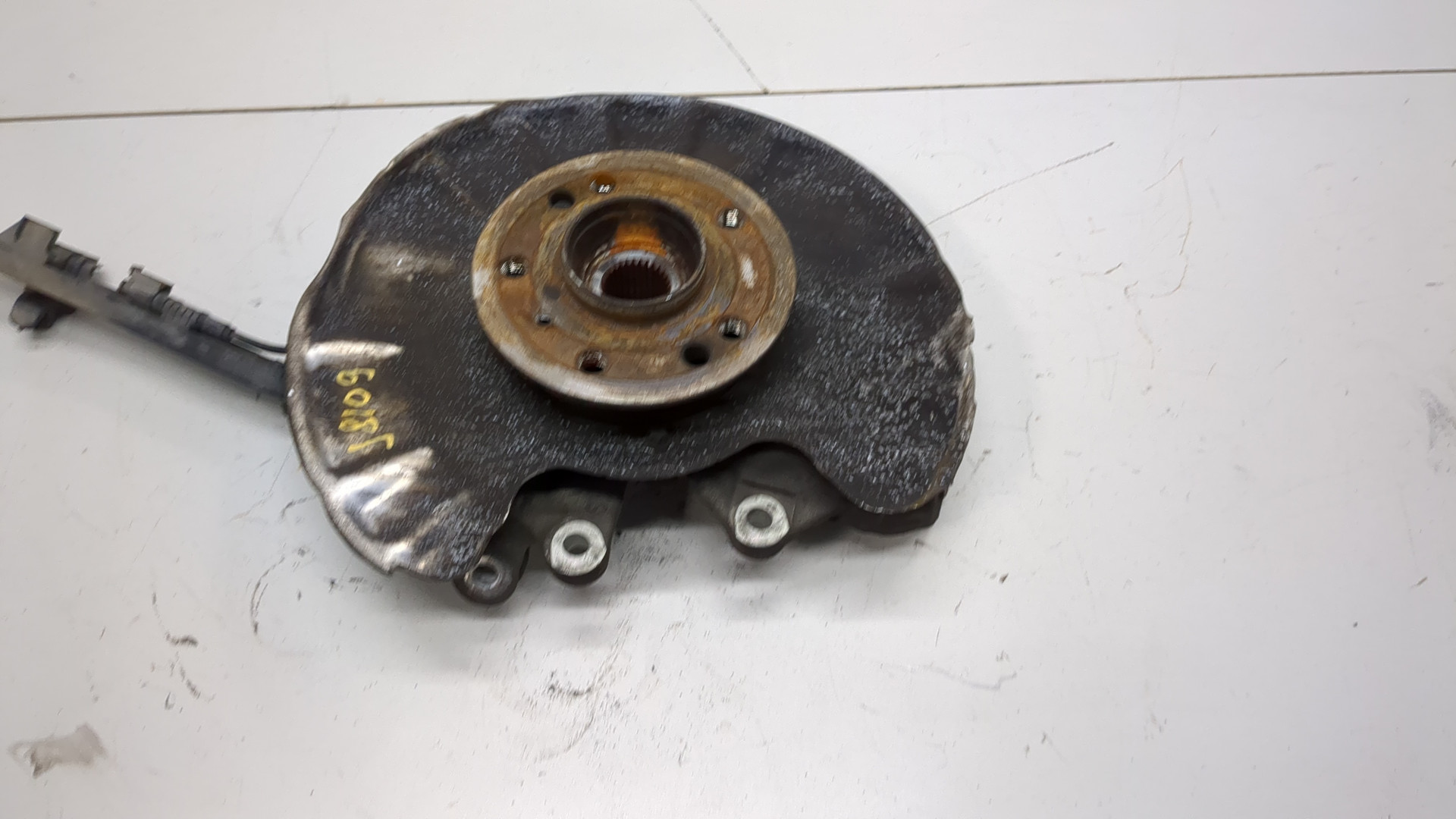 Кулак поворотный задний левый