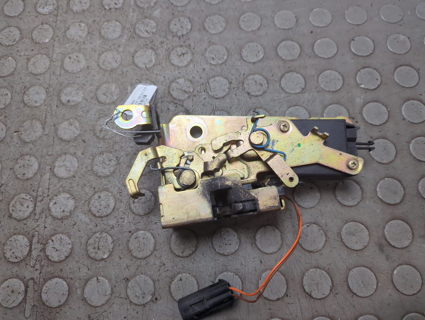 Замок двери передней левой