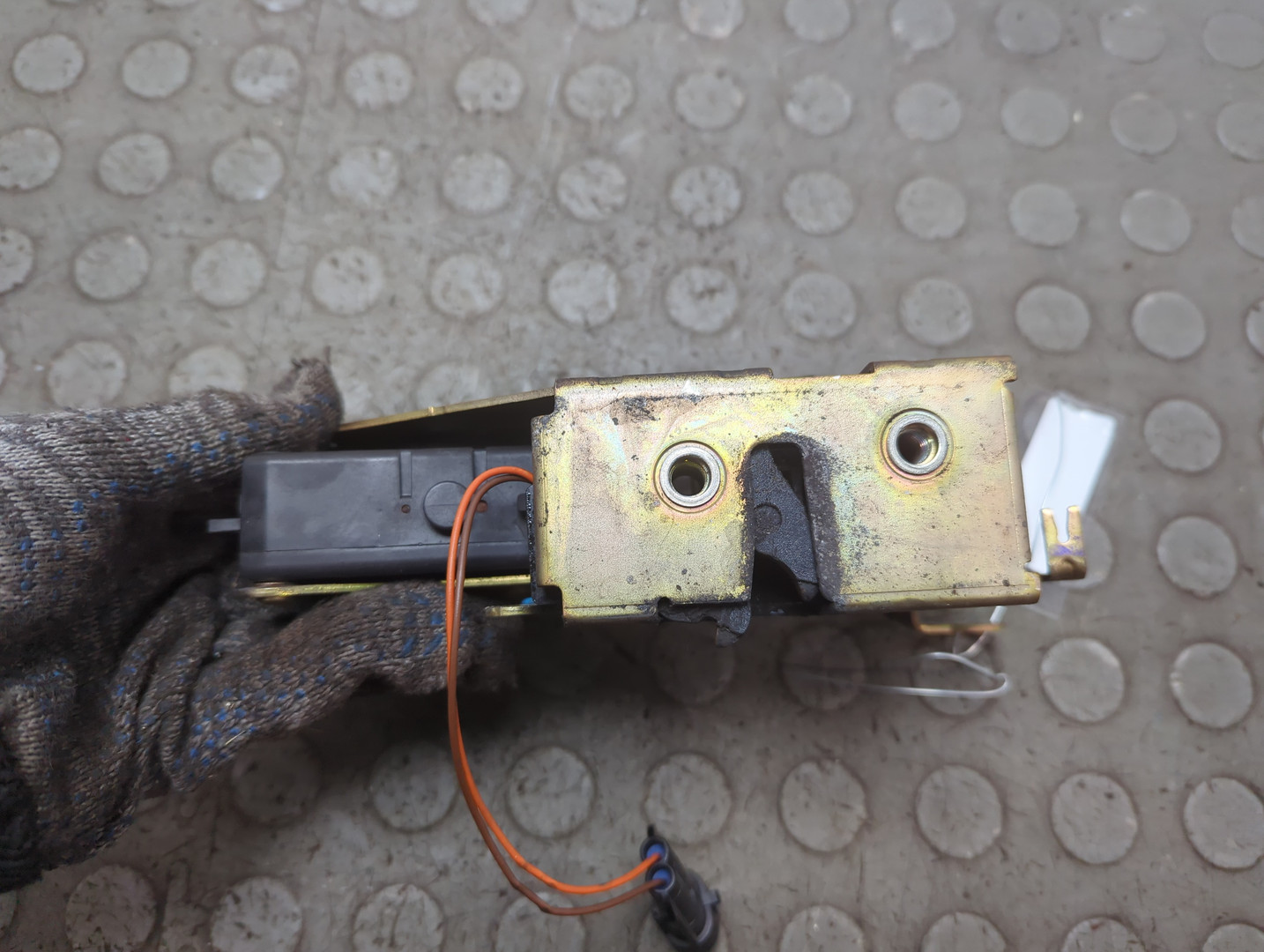 Замок двери передней левой