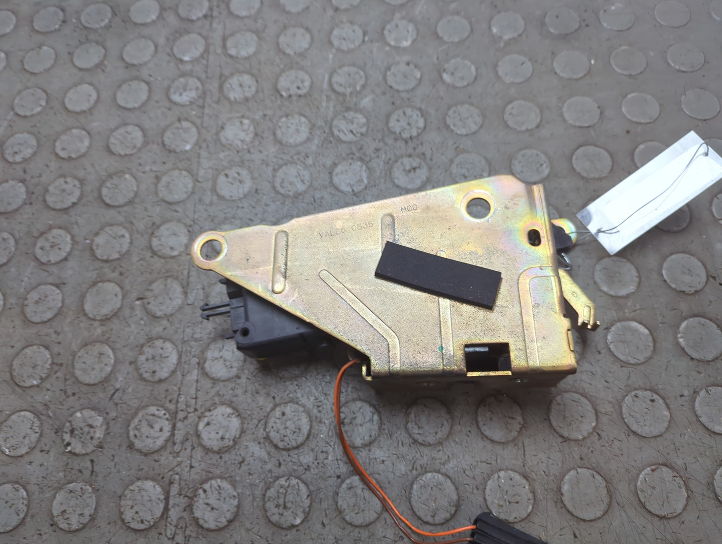 Замок двери передней левой