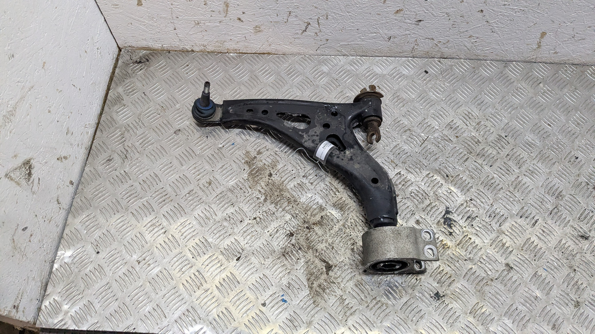 Рычаг передний левый