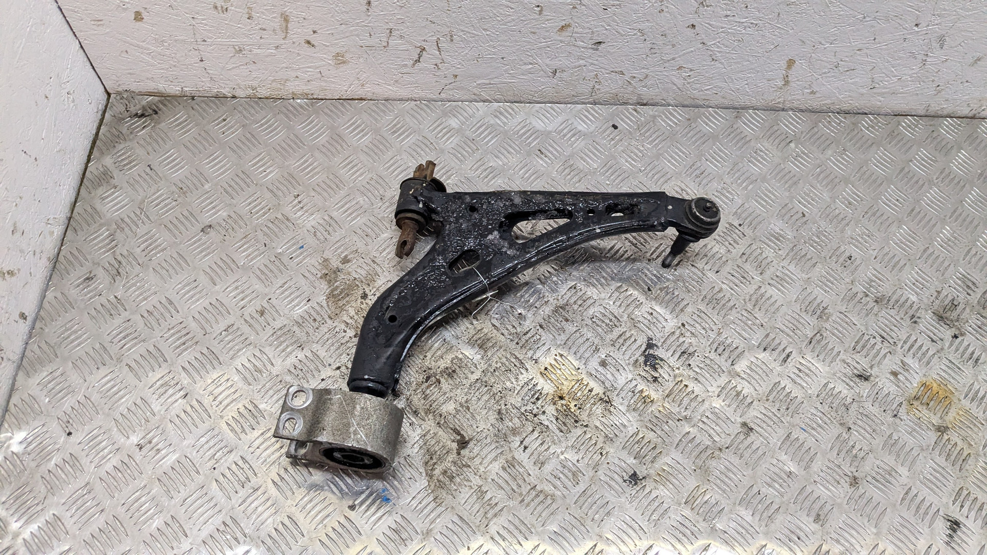 Рычаг передний левый