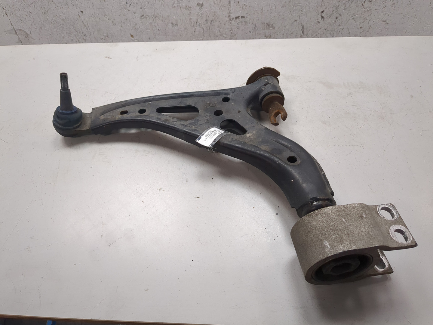 Рычаг передний левый