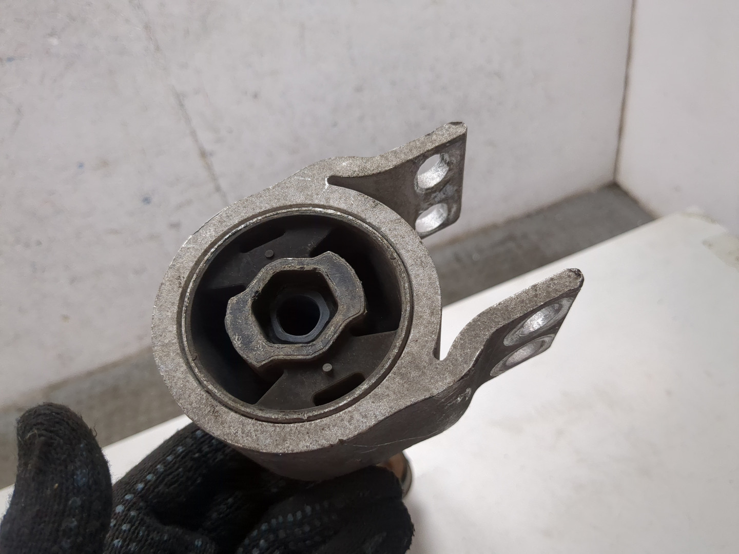 Рычаг передний левый