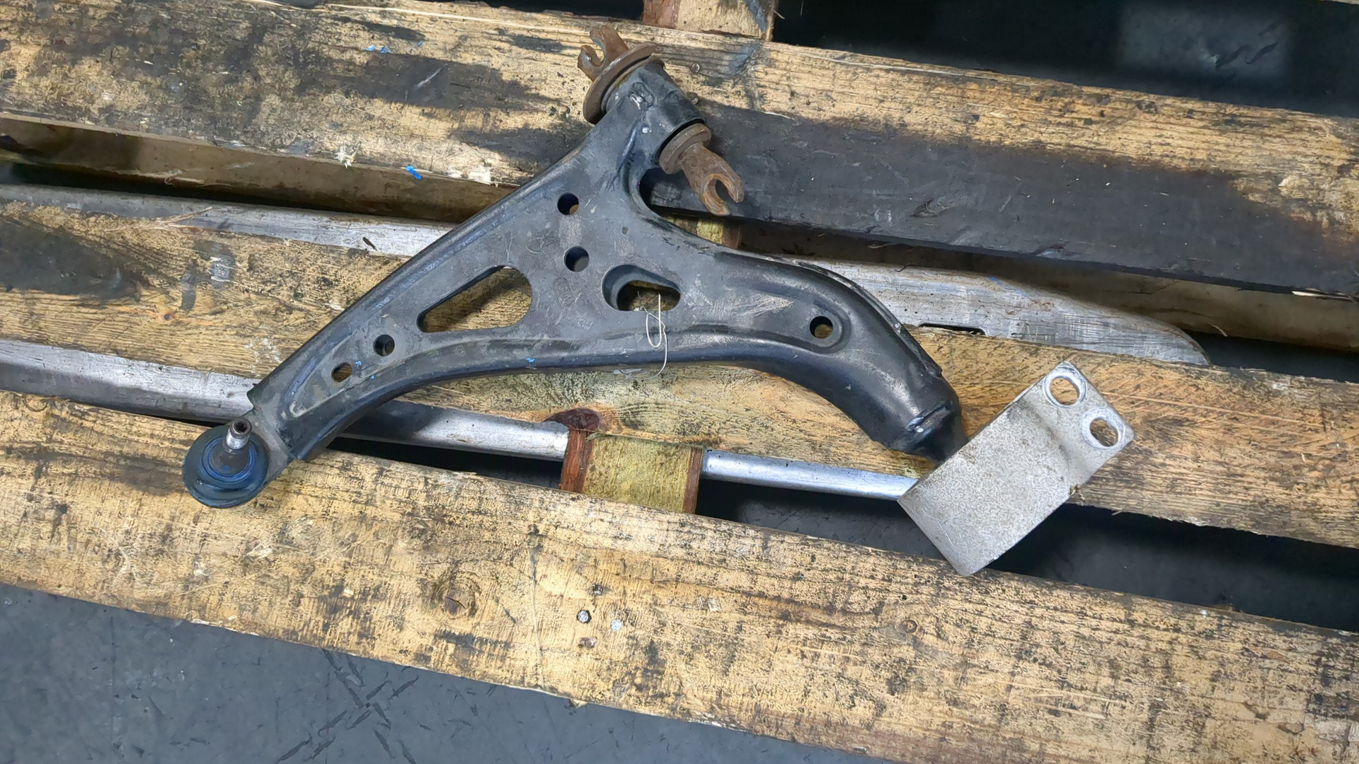 Рычаг передний левый